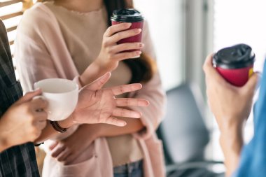 İnsanlar ofiste sohbet etmekten ve kahve içmekten hoşlanırdı.