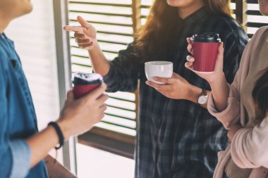 İnsanlar ofiste sohbet etmekten ve kahve içmekten hoşlanırdı.