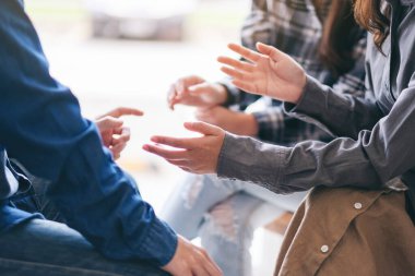 İnsanlar birlikte oturup konuşuyorlar.