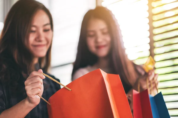 Vrouwen Openen Kijken Naar Boodschappentassen Terwijl Een Creditcard Vasthouden — Stockfoto