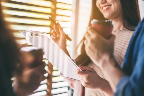 Groep Van Zakenmensen Die Samenwerken Discussiëren Bedrijfsgegevens Functie — Stockfoto