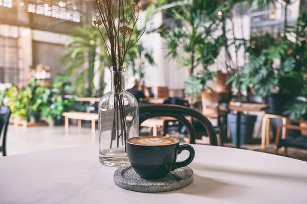 Ένα Μαύρο Φλιτζάνι Ζεστό Καφέ Στο Τραπέζι Στο Καφέ — Φωτογραφία Αρχείου