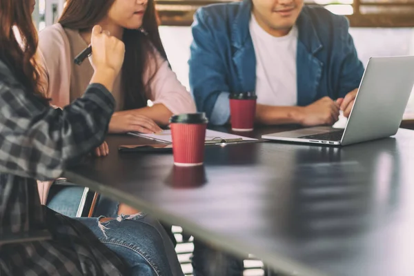 Zakenman Die Laptop Gebruikt Samen Werken Zaken Bespreken Een Vergadering — Stockfoto