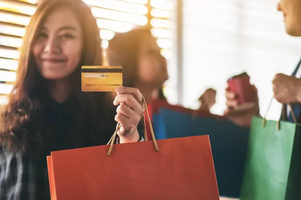 Een Mooie Aziatische Vrouw Met Boodschappentassen Haar Hand Een Creditcard — Stockfoto