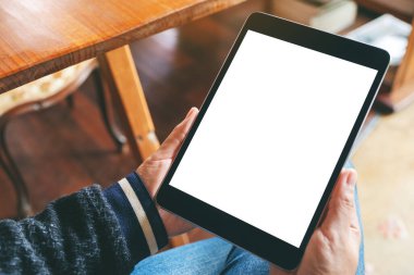 Boş beyaz masaüstü ekran ile siyah tablet taşıyan bir kadının görüntüsü 