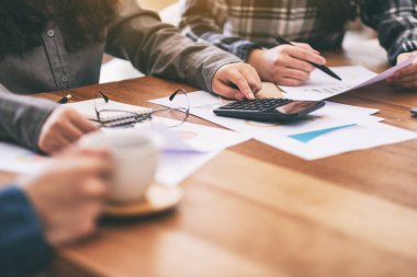 İş toplantısında hesap makinesi kullanan bir iş adamının yakın plan görüntüsü