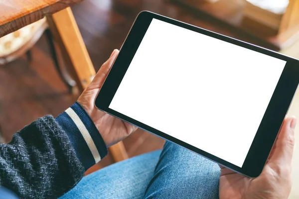 Boş beyaz masaüstü ekran ile siyah tablet taşıyan bir kadının görüntüsü 