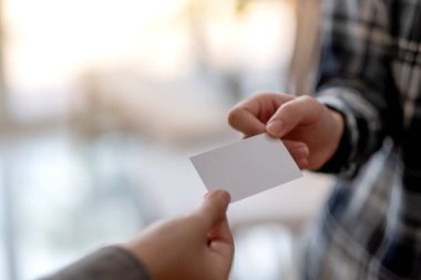 İki işadamı boş kartvizitlerini alıp değiş tokuş ediyor. 