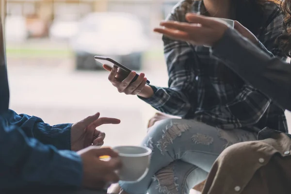 Persone Che Usano Telefono Parlano Bevono Caffè Insieme — Foto Stock