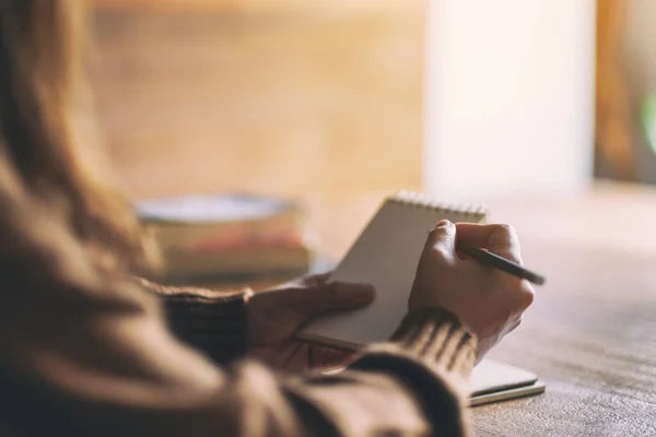 Imagem Close Uma Mulher Segurando Escrevendo Caderno Branco — Fotografia de Stock