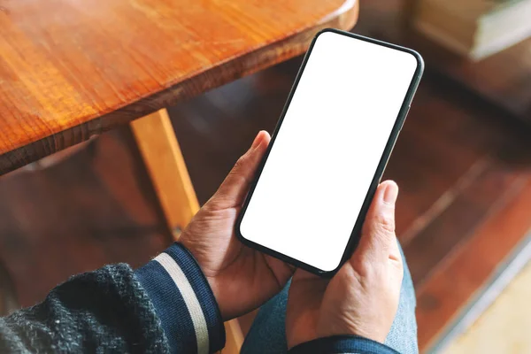 Mockup Kép Kezek Tartó Fekete Mobiltelefon Üres Asztali Képernyőn — Stock Fotó