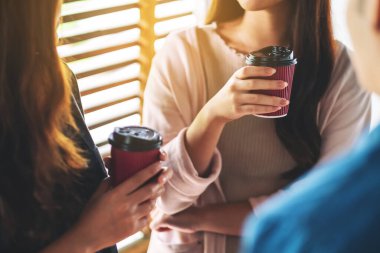 İnsanlar ofiste sohbet etmekten ve kahve içmekten hoşlanırdı.