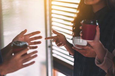 İnsanlar ofiste sohbet etmekten ve kahve içmekten hoşlanırdı.