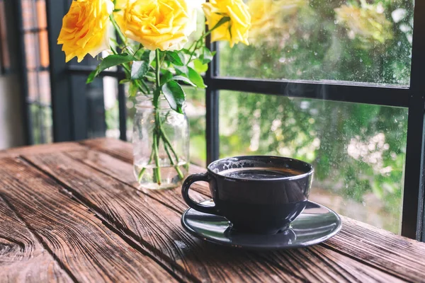 Imagem Close Uma Xícara Preta Café Quente Rosas Amarelas Vaso — Fotografia de Stock