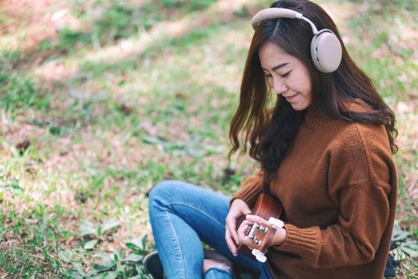 Una Bella Donna Asiatica Ama Ascoltare Musica Con Cuffie Mentre — Foto Stock