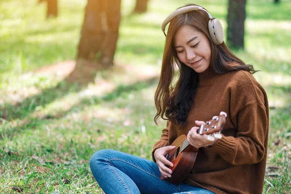 Una Bella Donna Asiatica Ama Ascoltare Musica Con Cuffie Mentre — Foto Stock