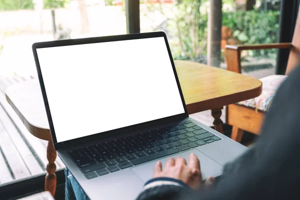 Boş Beyaz Masaüstü Ekranlı Bir Kadının Laptop Dokunmatik Dokunmatik Dokunmatik — Stok fotoğraf