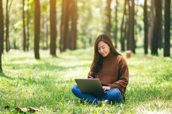 Piękna Azjatycka Kobieta Pracuje Pisze Klawiaturze Laptopa Siedząc Parku — Zdjęcie stockowe