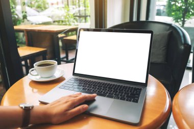 Boş beyaz masaüstü ekranlı bir kadının laptop dokunmatik dokunmatik dokunmatik görüntüsü 