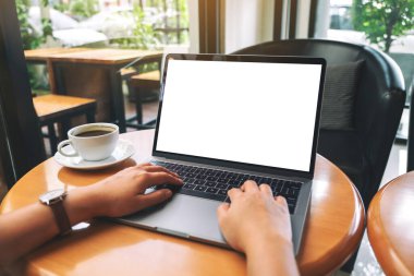 Boş beyaz masaüstü ekran ile dizüstü bilgisayarda yazı yazan ve kullanan bir kadının görüntüsü 