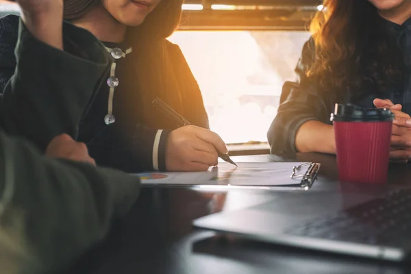 Groep Van Zakenmensen Die Samenwerken Discussiëren Bedrijfsgegevens Functie — Stockfoto