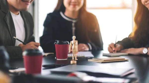 Grupo Estudiantes Que Estudian Arte Con Modelo Figura Sobre Mesa — Foto de Stock