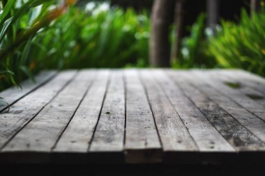 Dış plan ve dokularda eski ahşap bir terasın yakın plan görüntüsü.