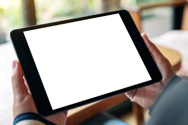 Boş beyaz masaüstü ekranlı siyah tablet bilgisayar tutan bir kadının görüntüsü 
