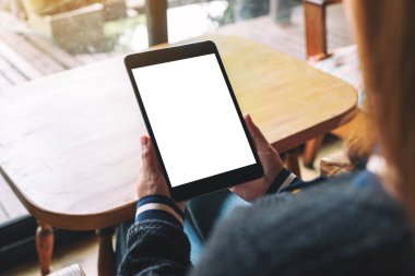 Boş beyaz masaüstü ekranlı siyah tablet bilgisayar tutan bir kadının görüntüsü 