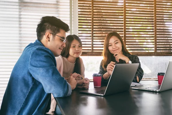 Zakenman Die Laptop Gebruikt Samen Werken Zaken Bespreken Een Vergadering — Stockfoto