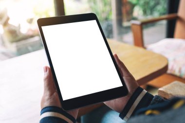 Boş beyaz masaüstü ekranlı siyah tablet bilgisayar tutan bir kadının görüntüsü 