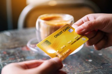 Birilerine kredi kartı veren insanlar.