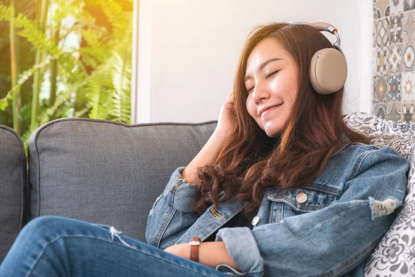 Μια Όμορφη Ασιάτισσα Απολαμβάνει Ακούει Μουσική Ακουστικά Αίσθημα Ευτυχίας Και — Φωτογραφία Αρχείου