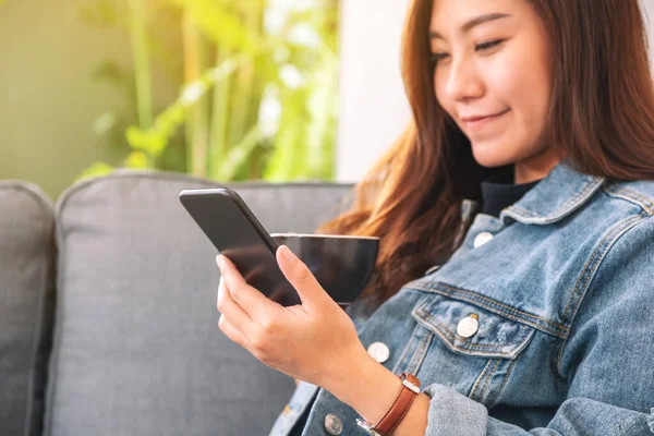 Immagine Primo Piano Una Bella Donna Asiatica Possesso Utilizzando Smart — Foto Stock