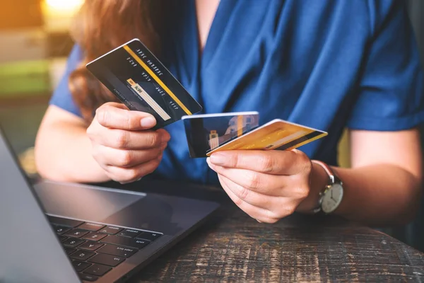 Imagen Primer Plano Una Mujer Sosteniendo Eligiendo Tarjetas Crédito Mientras —  Fotos de Stock