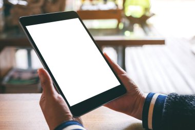 Boş beyaz masaüstü ekranlı siyah tablet bilgisayar tutan bir kadının görüntüsü 