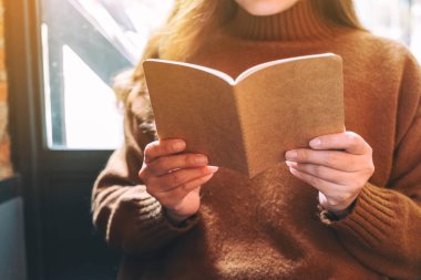 Kitap okumaktan zevk alan bir kadının yakın plan görüntüsü 