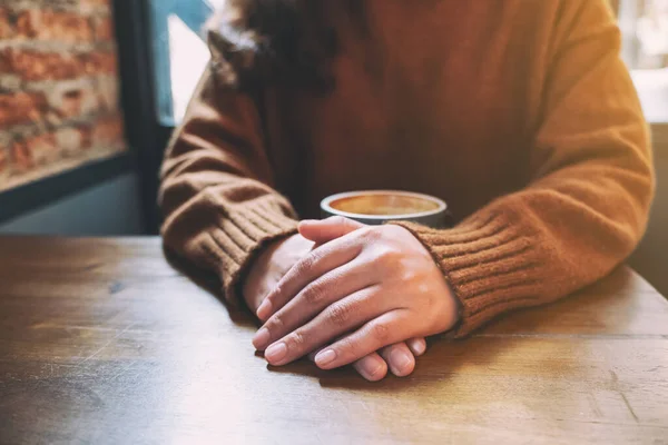 Imagen Cerca Una Mujer Sentada Con Una Taza Café Caliente — Foto de Stock