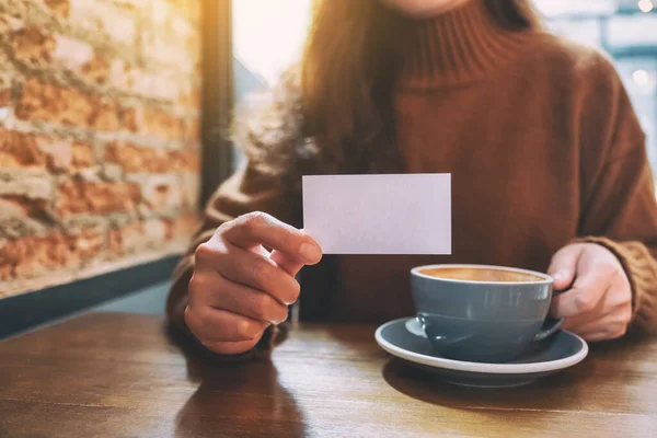 Eine Frau Hält Jemandem Eine Leere Visitenkarte Vor Die Nase — Stockfoto