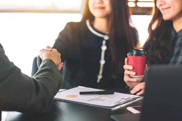 Empresarios Trabajando Estrechando Mano Una Reunión — Foto de Stock