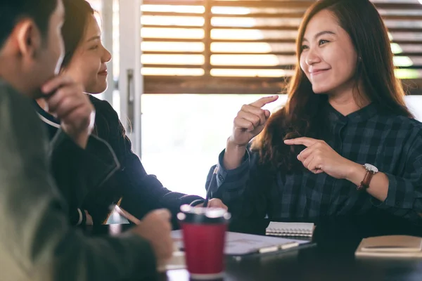 Groep Van Zakenmensen Werken Het Maken Van Handteken Business Detail — Stockfoto