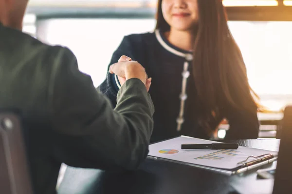 Close Beeld Van Twee Zakenmensen Schudden Handen Een Vergadering — Stockfoto