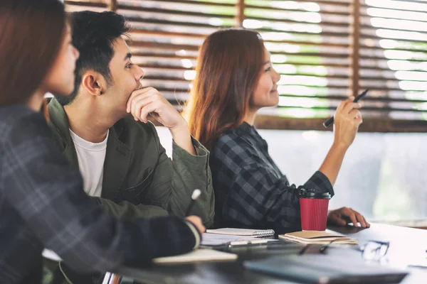 Empresarios Que Buscan Discuten Ideas Sobre Una Junta Oficina — Foto de Stock