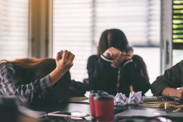 Ondernemers Krijgen Gestresst Terwijl Een Probleem Hebben Zakelijke Bijeenkomst — Stockfoto