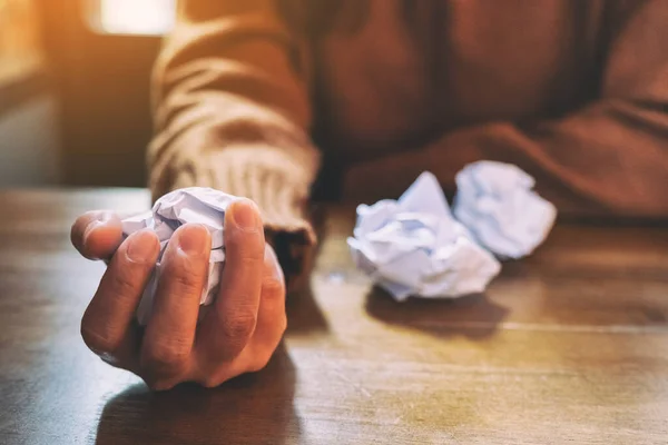 Image Rapprochée Une Femme Qui Vissé Des Papiers Main Sur — Photo