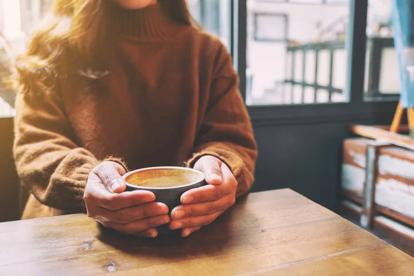 Nahaufnahme Einer Frau Mit Einer Tasse Heißen Kaffees Auf Einem — Stockfoto