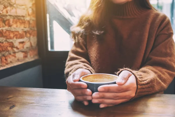 Image Rapprochée Une Femme Tenant Une Tasse Café Chaud Sur — Photo