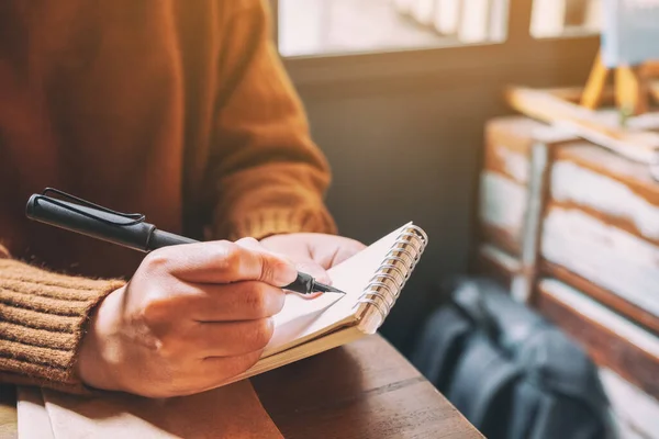 Close Afbeelding Van Een Vrouw Houden Schrijven Blanco Notebook Met — Stockfoto