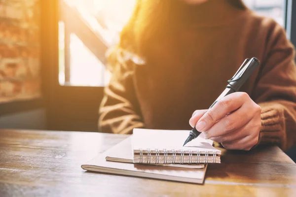 Imagem Close Uma Mulher Escrevendo Caderno Branco Com Caneta Tinteiro — Fotografia de Stock