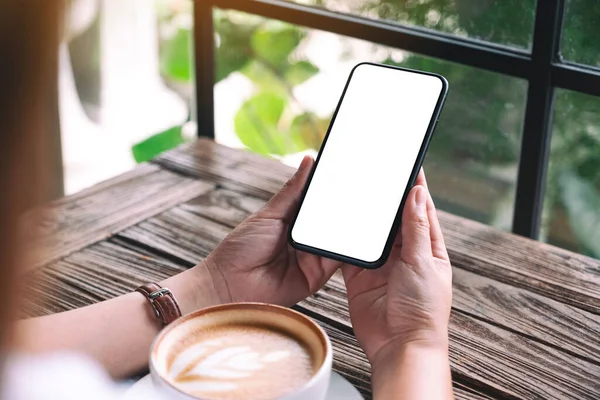 Mockup Kép Kezek Tartó Fekete Mobiltelefon Üres Asztali Képernyő Kávéscsésze — Stock Fotó